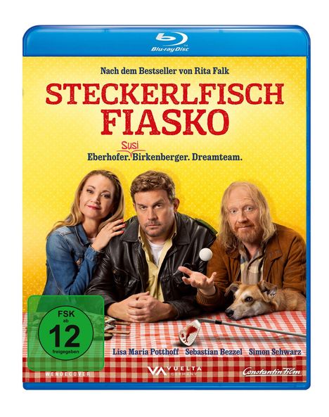 "STECKERLFISCH FIASKO" in roten Buchstaben, darunter Personen an einem Tisch mit einem Hund, gelbem Hintergrund.