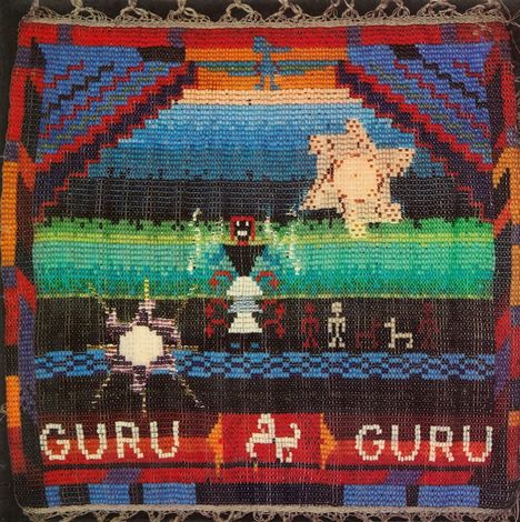 "GURU GURU" in weißen Buchstaben auf dunklem Hintergrund, buntes, geometrisches Design mit menschlichen und tierischen Figuren.