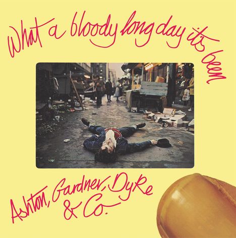 "What a bloody long day it's been" und "Ashton, Gardner, Dyke & Co." in Handschrift; eine Person liegt auf einer Straße.