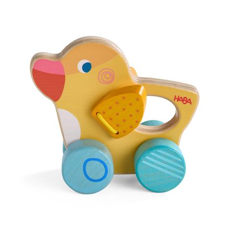 Text "HABA". Ein buntes Holzspielzeug in Form einer Ente auf blauen Rädern mit gelbem Flügel und rosa Schnabel.