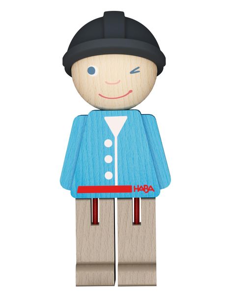 Der Text "HABA" ist auf einem roten Gürtel. Illustration: Eine hölzerne Figur mit blauem Mantel und schwarzem Hut, die zwinkert.
