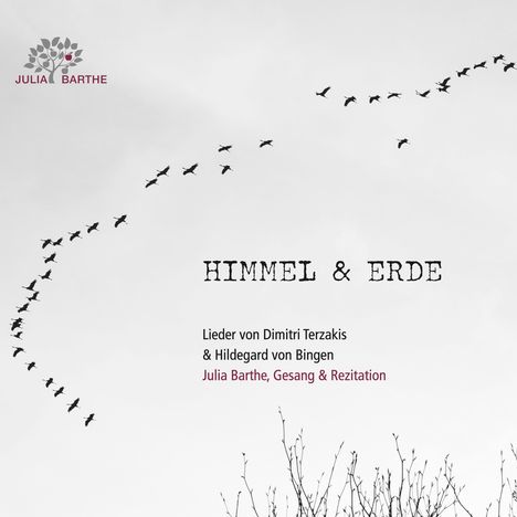 „HIMMEL & ERDE“ mit Liedern von Dimitri Terzakis. Vögel in V-Formation, unten kahle Äste, oben links ein Baumlogo mit „JULIA BARTHE“.