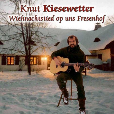 "Knut Kiesewetter, Wiehnachtstied op uns Fresenhof." Mann mit Gitarre sitzt im Schnee vor einem beleuchteten Haus.