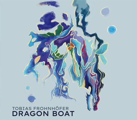 TOBIAS FROHNHOFER DRAGON BOAT. Abstrakte, bunte Formen in Blau- und Grüntönen auf hellem Hintergrund.