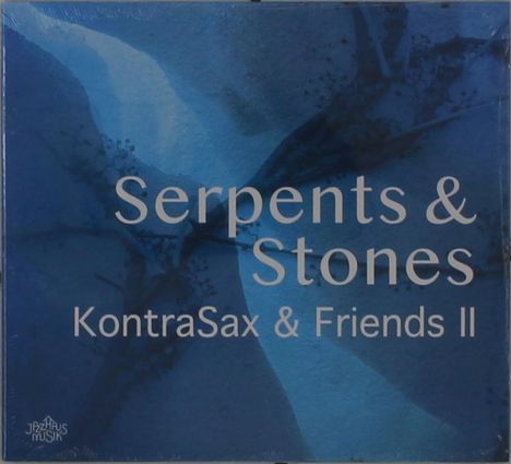 Text: "Serpents & Stones", "KontraSax & Friends II". Hintergrund: Blau-abstrakte Muster. Oben links: kleines Logo.