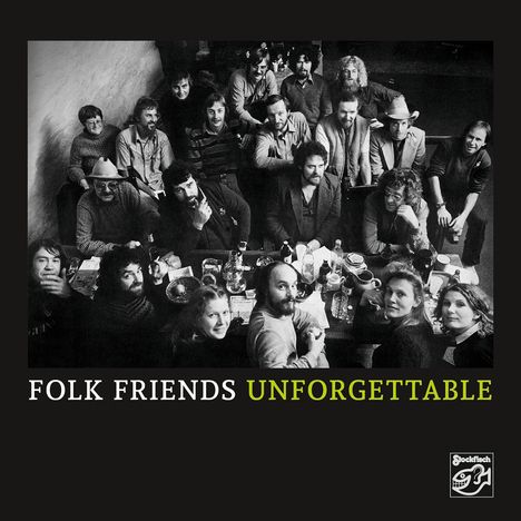 „FOLK FRIENDS UNFORGETTABLE“. Eine Gruppe von Menschen sitzt dicht gedrängt um einen Tisch.