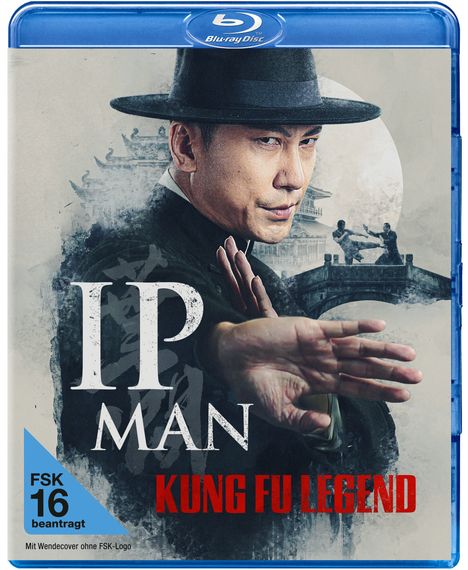 „IP MAN Kung Fu Legend“, „FSK 16 beantragt“. Ein Mann in schwarzem Hut zeigt eine Kampfpose. Asiatische Architektur im Hintergrund.