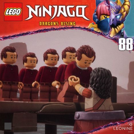 "LEGO Ninjago Dragons Rising 88." Mehrere LEGO-Figuren in roten Hemden stehen hintereinander auf einem Steg.