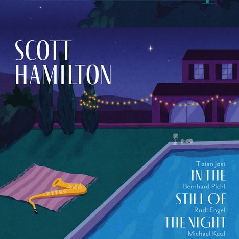 "Scott Hamilton" und "In the Still of the Night". Eine nächtliche Szene mit Pool, Picknickdecke, Saxophon und Lichterkette.