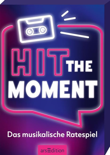 „HIT THE MOMENT“ in Neonoptik, Kassette, Text: „Das musikalische Ratespiel“, „arsEdition“. Farben: Pink, Blau.