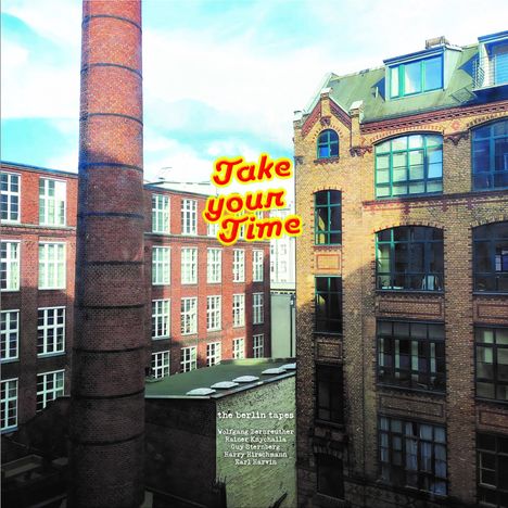 Text: „Take your Time” und „the berlin tapes”. Stadtbild mit Backsteingebäuden und Schornstein bei klarem Himmel.
