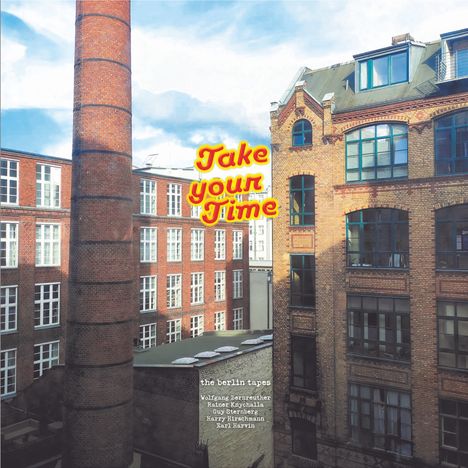 "Take your Time" in gelber Schrift. "the berlin tapes" und Namen in Weiß. Backsteinbauten mit Schornstein im Hintergrund.