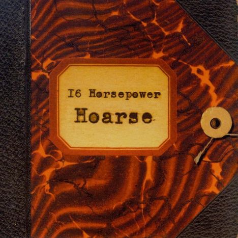 Text: "16 Horsepower Hoarse." Vintage Design mit dunkelbraunem Muster und gelbem Etikett.