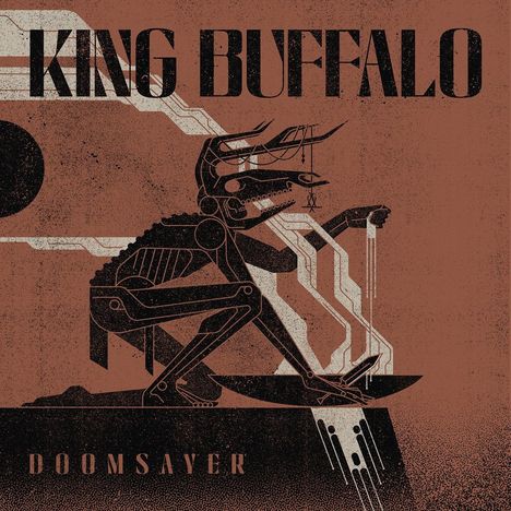"King Buffalo" und "Doomsayer". Eine abstrakte, mechanische Kreatur mit Hörnern in Erdtönen dargestellt.