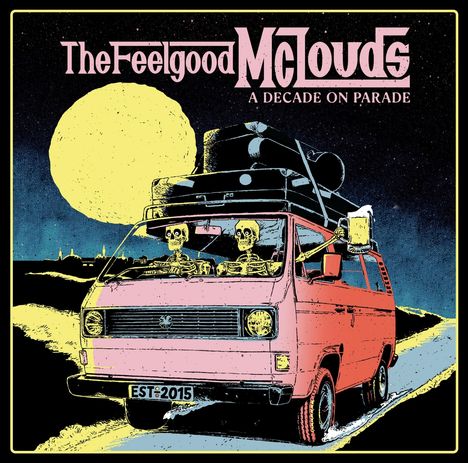"The Feelgood McLouds: A Decade on Parade.” Zwei Skelette im pinken Van vor großem Mond auf nächtlicher Landstraße, EST. 2015.