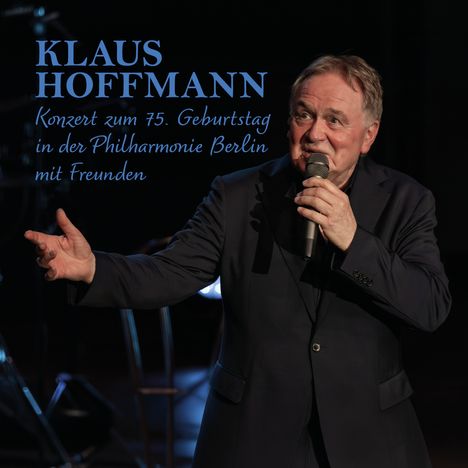 Text: "Klaus Hoffmann. Konzert zum 75. Geburtstag in der Philharmonie Berlin mit Freunden." Mann in dunkelblauem Anzug mit Mikrofon.