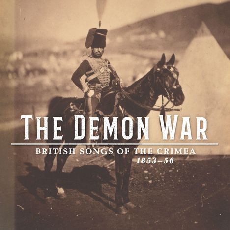 "The Demon War: British Songs of the Crimea 1853-56". Ein Soldat in Uniform auf einem Pferd vor einem verschwommenen Hintergrund.