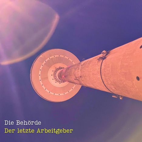 Texte: "Die Behörde", "Der letzte Arbeitgeber". Perspektive eines Turms von unten, blau-violetter Himmel, orange Beleuchtung.
