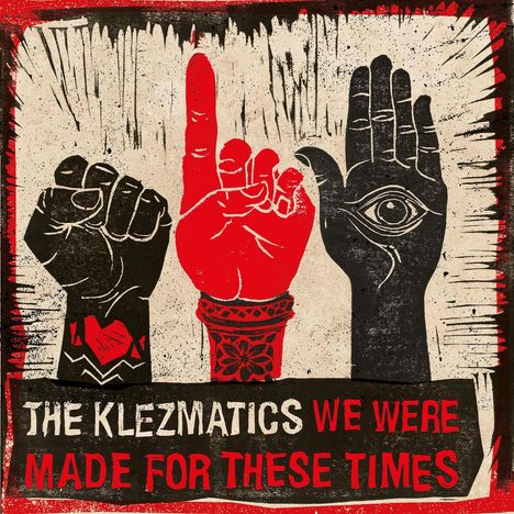 "The Klezmatics: We Were Made for These Times." Drei stilisierte Hände, eine Faust, ein erhobener Finger, eine mit Auge.