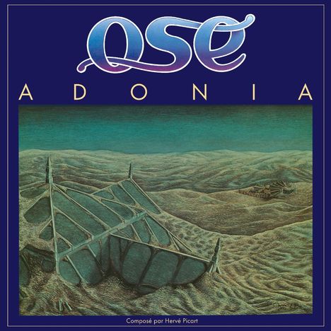 Logo QSE, Text "ADONIA". Illustration mit surrealer Landschaft, zeigt gestrandete Schiffe auf welligem, sandigem Boden.
