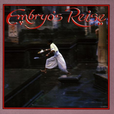 „Embryo’s Reise“ in roter Schrift. Ein Mann springt in traditioneller Kleidung über einen Brunnenschacht.