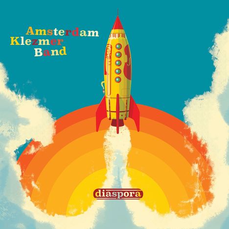 "Amsterdam Klezmer Band" oben, "diaspora" unten. Illustration einer gelben Rakete mit roten Flügeln, umgeben von Rauch.