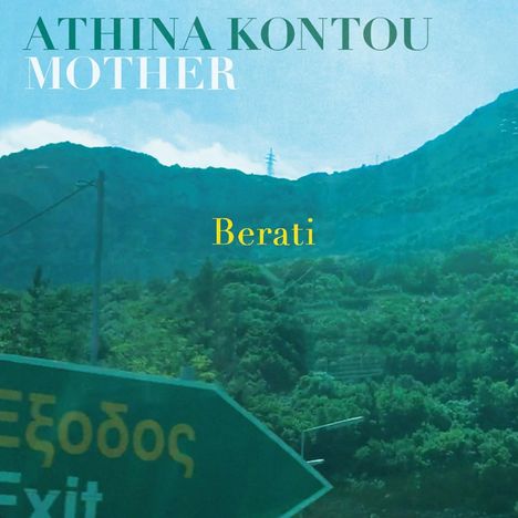 "Athina Kontou", "Mother", "Berati". Vorne ein Wegweiser, im Hintergrund bergige, grüne Landschaft.