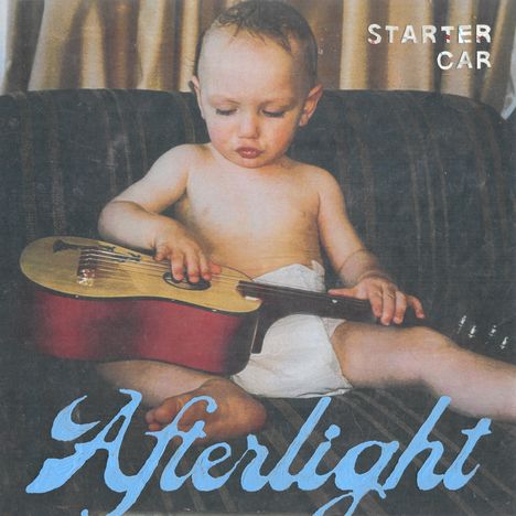 Oben rechts steht "STARTER CAR", unten "Afterlight". Ein Kleinkind spielt auf einer kleinen Gitarre.