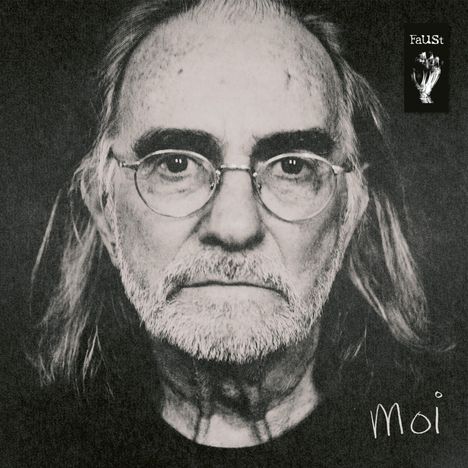 "Moi" in Handschrift, "FaUSt" oben rechts in Druckbuchstaben. Schwarz-weißes Porträt eines älteren Mannes mit Brille.
