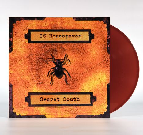 „16 Horsepower“ oben, „Secret South“ unten. In der Mitte eine große schwarze Ameise. Gelber Hintergrund mit antikem Look.