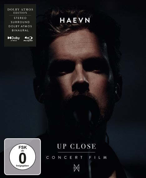 HAEVN, Dolby Atmos Edition, FSK ab 0, UP CLOSE, CONCERT FILM. Nahaufnahme eines Sängers mit Mikrofon.