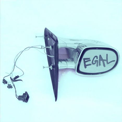 Text "EGAL" in einem zerbrochenen Autospiegel, Kabel und Schrauben sind sichtbar.
