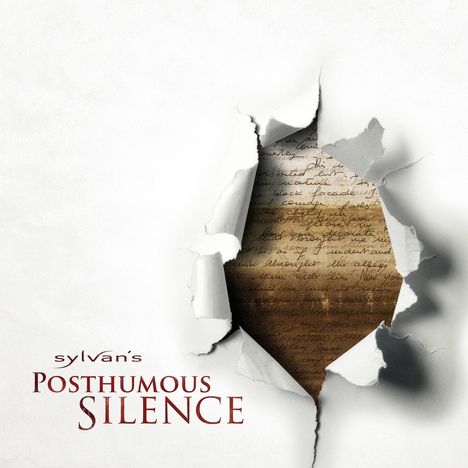 Text: "sylvan's POSTHUMOUS SILENCE". 
Ein aufgerissenes Papier enthüllt handgeschriebene Notizen darunter.