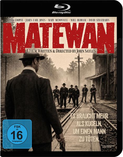 "ES BRAUCHT MEHR ALS KUGELN, UM EINEN MANN ZU TÖTEN." Eine Gruppe Männer in Anzügen auf Bahngleisen, einer hält eine Waffe.