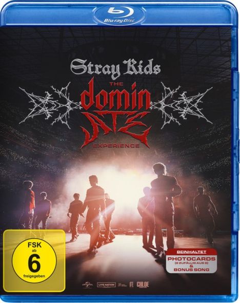 Text: Stray Kids THE DOMINATE EXPERIENCE. FSK ab 6 freigegeben. Beinhaltet Photocards & Bonus Song. Bühne mit Lichtern.