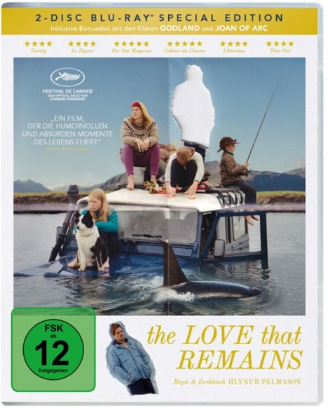 „Ein Film, der die humorvollen und absurden Momente des Lebens feiert.” Menschen auf versunkenem Auto im Wasser.