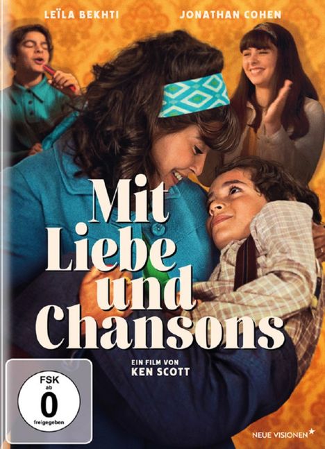 "Mit Liebe und Chansons" ist der Titel. Eine Frau umarmt liebevoll ein Kind, umgeben von zwei lächelnden Personen.