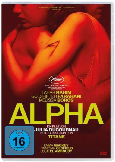 "Alpha". Tahar Rahim, Golshifteh Farahani. Ein Film von Julia Ducournau. Rotes, stimmungsvolles Bild mit Umarmung. FSK 16.