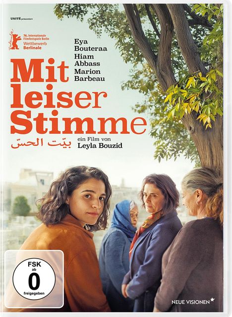 „Mit leiser Stimme“ in großer roter Schrift, darunter Namen und ein Baum, vier Frauen in herbstlicher Szenerie.