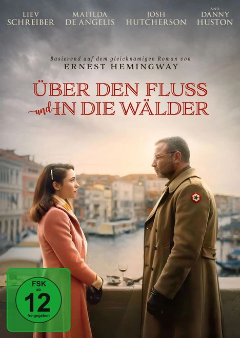 Filmplakat: „Über den Fluss und in die Wälder“. Zwei Personen stehen sich am Flussufer gegenüber, im Hintergrund Gebäude.