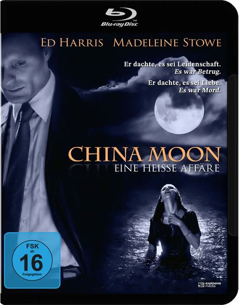 "Er dachte, es sei Leidenschaft. Es war Betrug. Er dachte, es sei Liebe. Es war Mord. CHINA MOON: EINE HEISSE AFFÄRE." Eine Frau steht im Wasser.