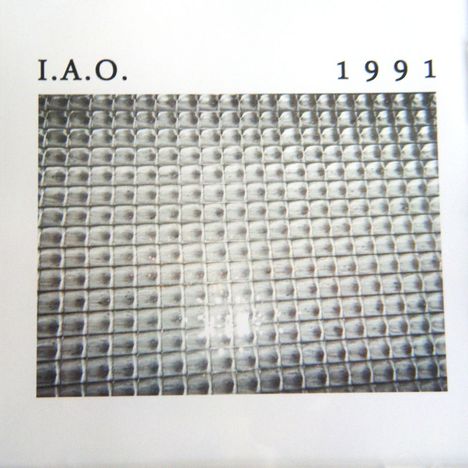 Text: „I.A.O. 1991“. Darstellung einer Oberfläche aus wiederholten, rechteckigen, metallischen Mustern.