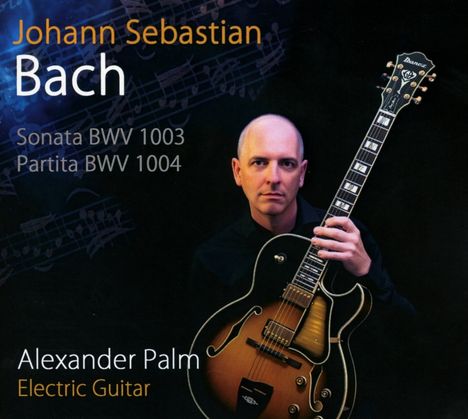 "Johann Sebastian Bach Sonata BWV 1003, Partita BWV 1004, Alexander Palm, Electric Guitar." Mann mit E-Gitarre auf dunklem Hintergrund.