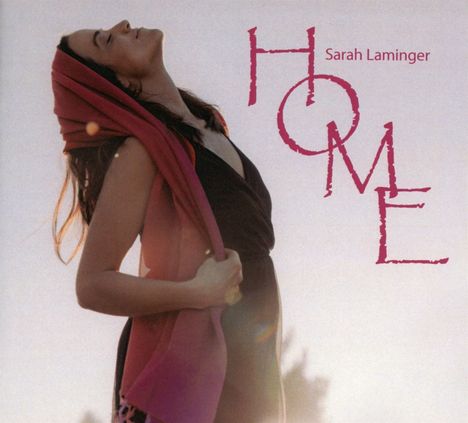 Text: "HOME", "Sarah Laminger". Frau mit rotem Schal, Kopf nach hinten geneigt, strahlt Gelassenheit aus.