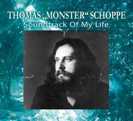 Text: "Thomas 'Monster' Schoppe - Soundtrack Of My Life." Schwarz-weiß Portrait eines Mannes mit Bart auf blauem Hintergrund.
