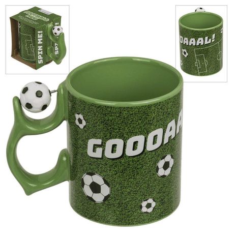 Grüner Becher mit "GOOOAAL!", Fußball-Motiv und beweglichem Ball am Griff. Verpackung mit "SPIN ME!"-Aufschrift.