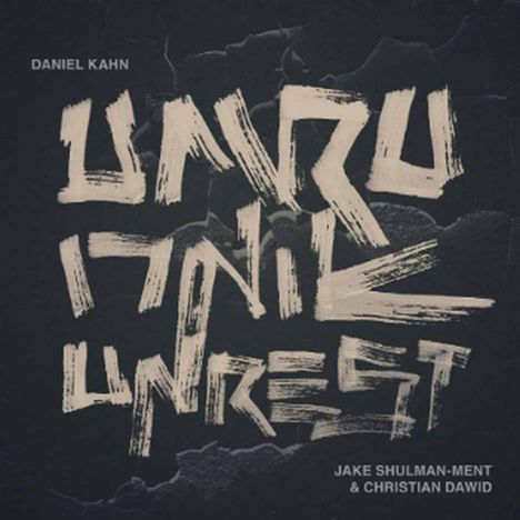 Text: "Daniel Kahn", "Unruly Unrest", "Jake Shulman-Ment & Christian Dawid". Pinselstriche auf dunklem Hintergrund.