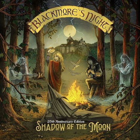 25th Anniversary Edition Shadow of the Moon – Illustration von Figuren um ein Lagerfeuer im Wald, mit Mond und Burg im Hintergrund.