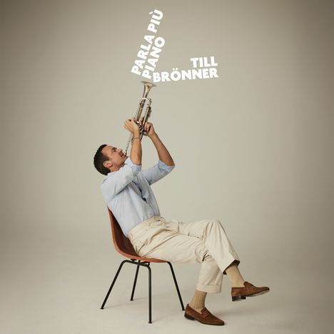 „PARLA PIÙ PIANO“ und „TILL BRÖNNER“ in weißer Schrift über einem Mann mit Trompete. Er sitzt auf einem Stuhl.