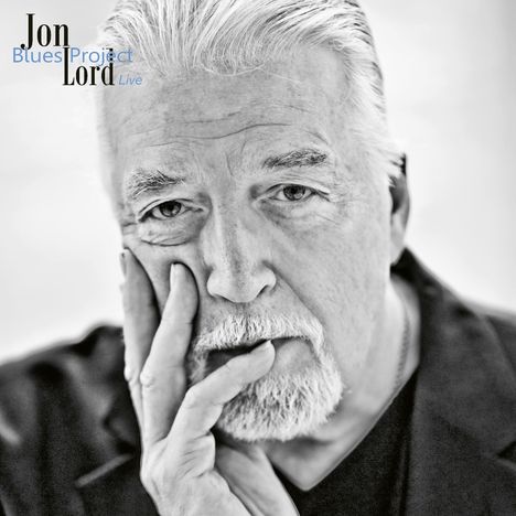 "Jon Lord Blues Project Live" steht links oben. Ein älterer Mann blickt nachdenklich, stützt sein Kinn mit der Hand.
